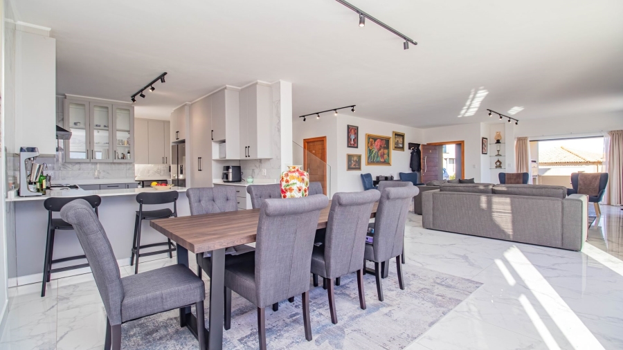 5 Bedroom Property for Sale in The Hill Western Cape